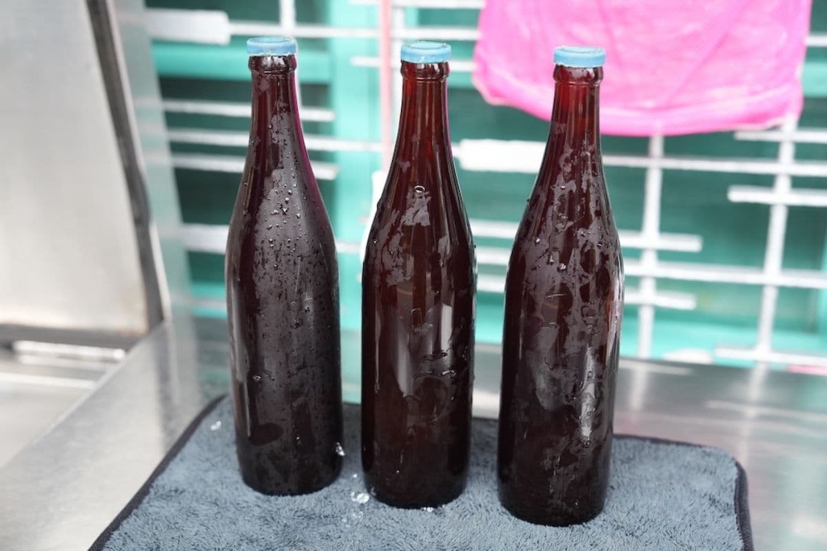 嘉義人才懂喝!古早味「醬油瓶紅茶」熱賣70年,大包紅茶牛奶800cc喝到爽 嘉義人才懂喝!古早味「醬油瓶紅茶」熱賣70年,大包紅茶牛奶800cc喝到爽