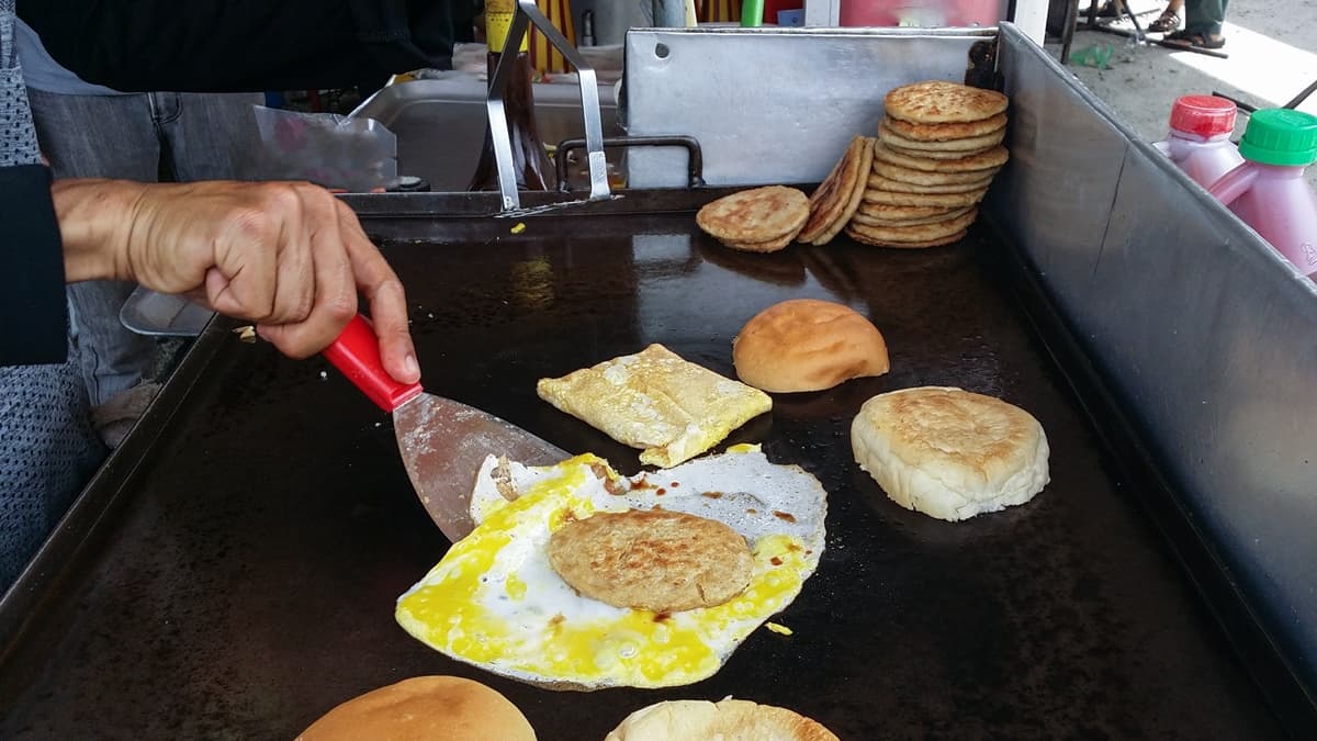 早餐店1冷門品項暴紅!「蛋皮包裹再淋醬」他一吃驚豔,網友:完美組合