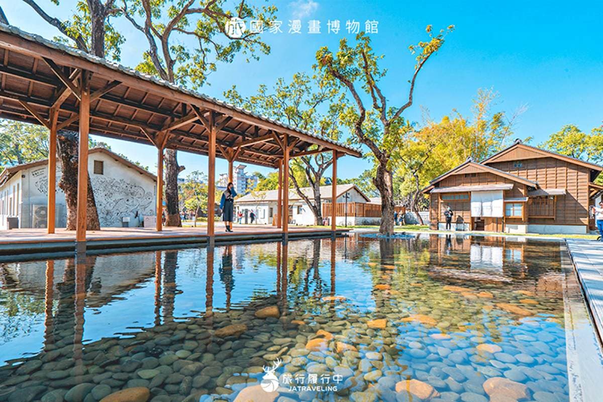 上千本漫畫免費看!全台唯一「漫畫博物館」在這,搶拍童趣浴場、絕美鏡湖 上千本漫畫免費看!全台唯一「漫畫博物館」在這,搶拍童趣浴場、絕美鏡湖