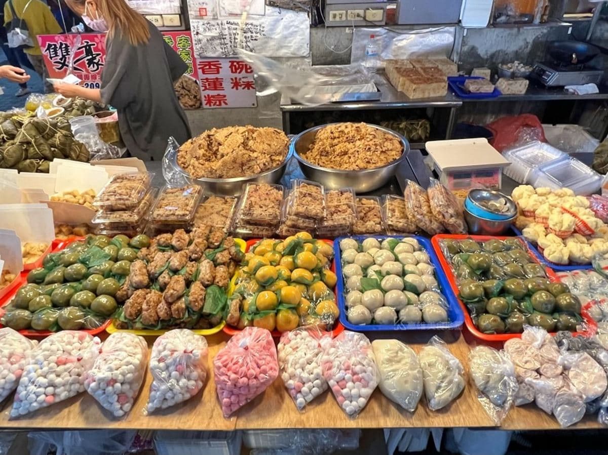 芋粿、草仔粿通通10 元!「客家米食點心」市場飄香40年,在地婆媽最愛 芋粿、草仔粿通通10 元!「客家米食點心」市場飄香40年,在地婆媽最愛