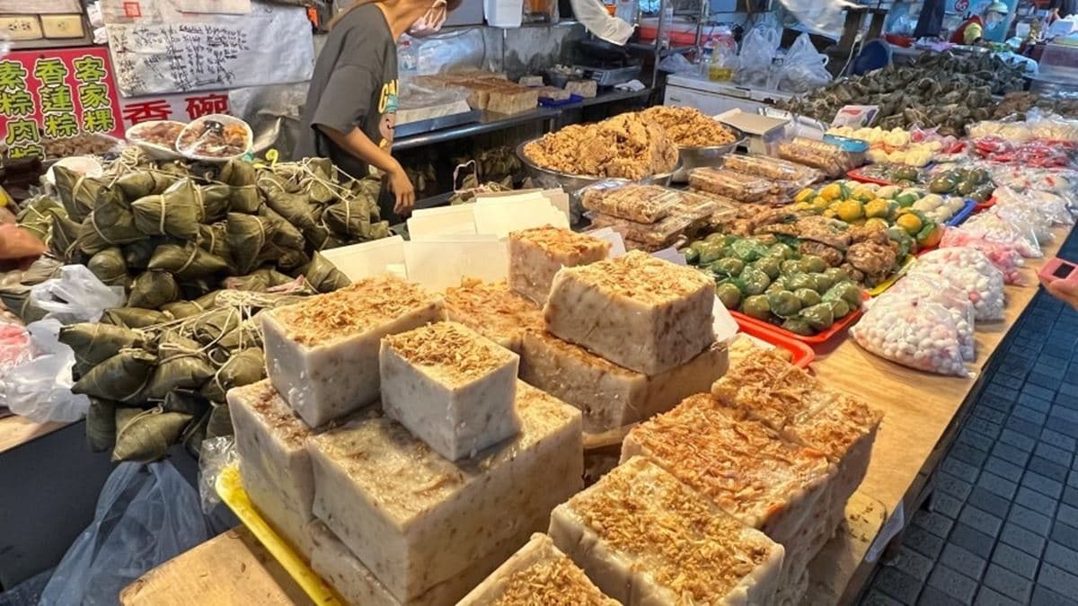 芋粿、草仔粿通通10 元!「客家米食點心」市場飄香40年,在地婆媽最愛 芋粿、草仔粿通通10 元!「客家米食點心」市場飄香40年,在地婆媽最愛