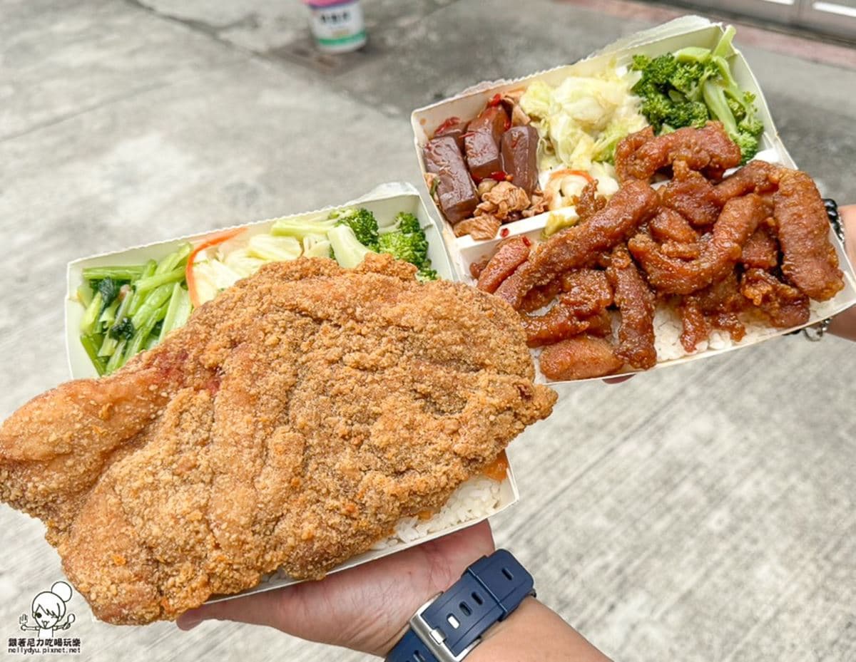 1個便當抵2餐!「巨無霸雞排飯」只要100元,「糖醋排骨」爆量肉條鋪滿滿 1個便當抵2餐!「巨無霸雞排飯」只要100元,「糖醋排骨」爆量肉條鋪滿滿