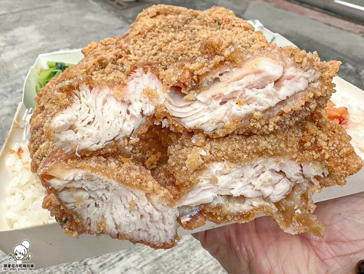 1個便當抵2餐!「巨無霸雞排飯」只要100元,「糖醋排骨」爆量肉條鋪滿滿 1個便當抵2餐!「巨無霸雞排飯」只要100元,「糖醋排骨」爆量肉條鋪滿滿
