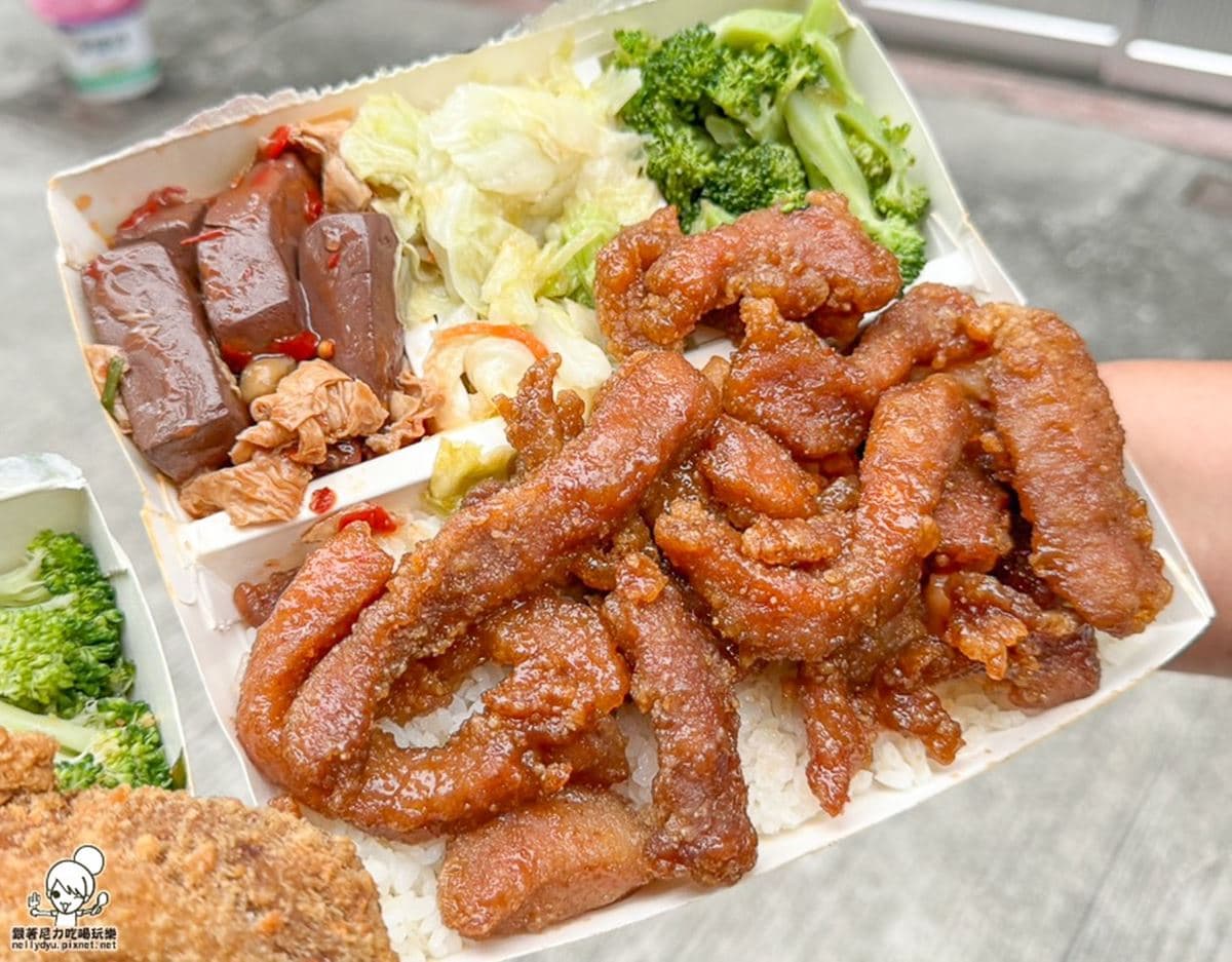 1個便當抵2餐!「巨無霸雞排飯」只要100元,「糖醋排骨」爆量肉條鋪滿滿 1個便當抵2餐!「巨無霸雞排飯」只要100元,「糖醋排骨」爆量肉條鋪滿滿