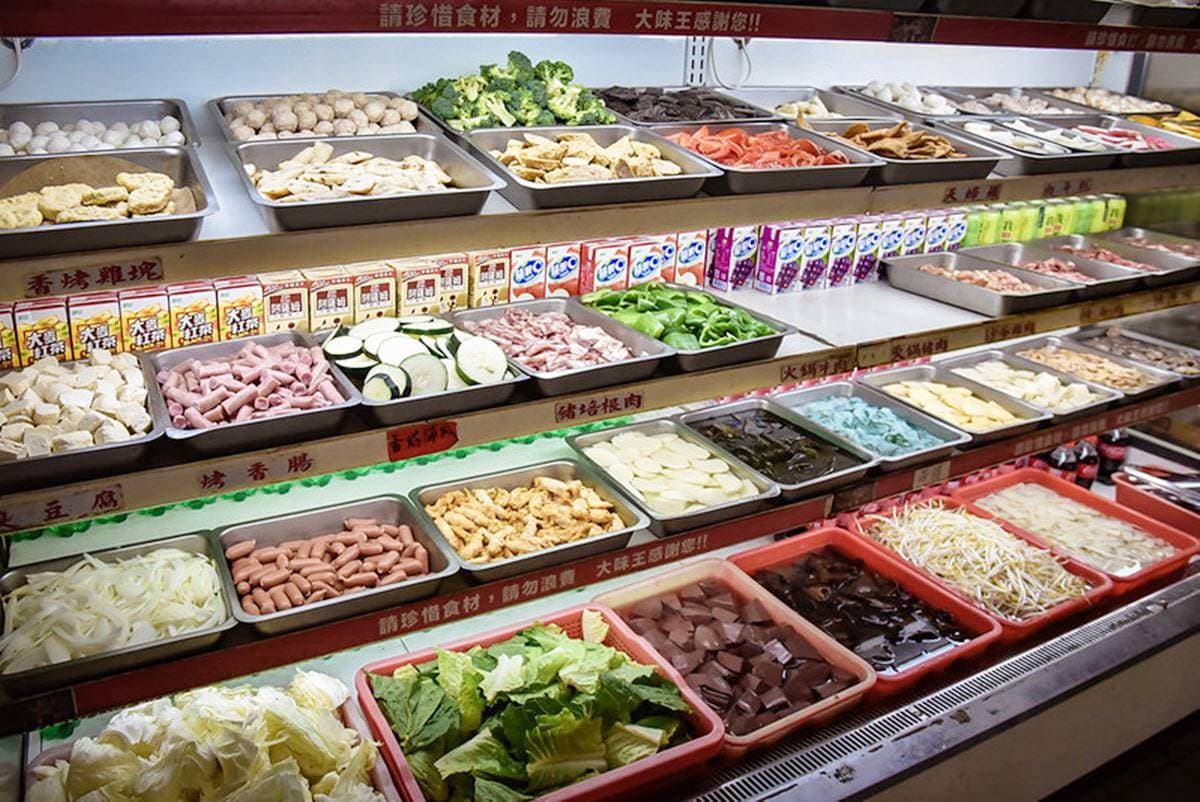 挑戰台北最便宜!250元「火烤兩吃」吃到飽、免服務費,50種自助食材無限夾 挑戰台北最便宜!250元「火烤兩吃」吃到飽、免服務費,50種自助食材無限夾