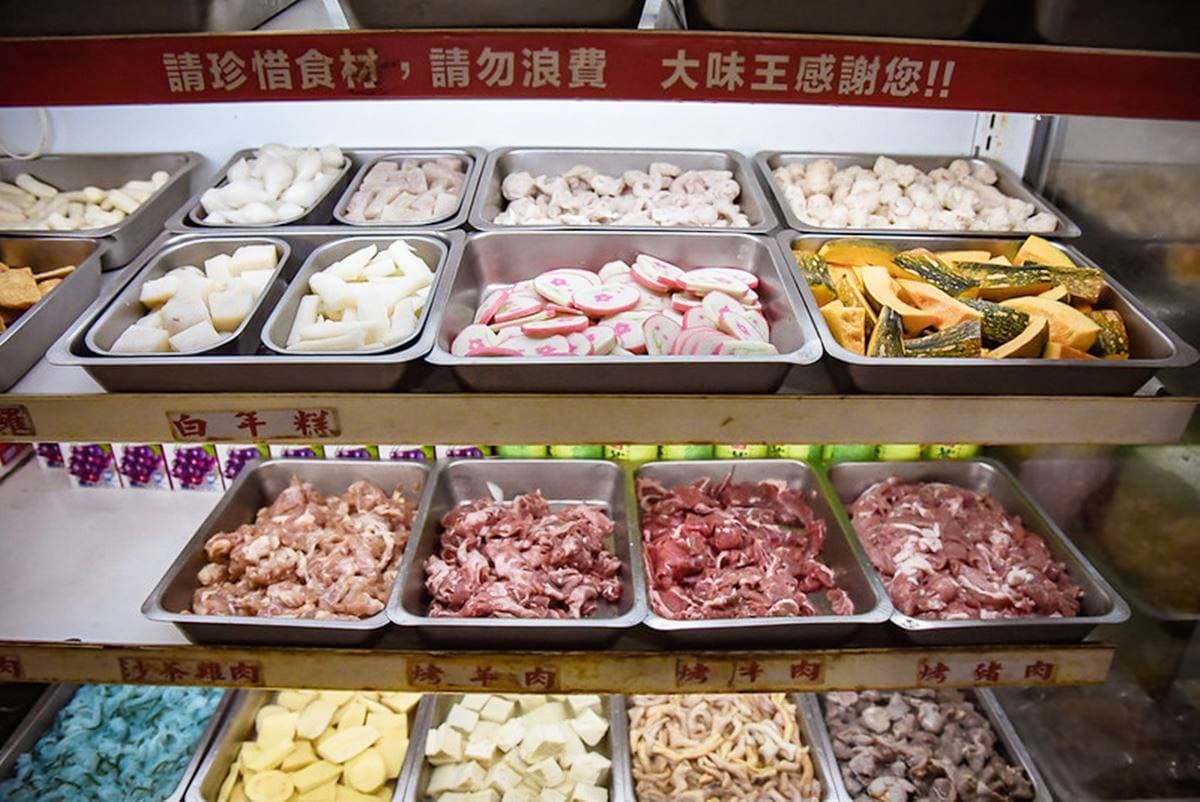 挑戰台北最便宜!250元「火烤兩吃」吃到飽、免服務費,50種自助食材無限夾 挑戰台北最便宜!250元「火烤兩吃」吃到飽、免服務費,50種自助食材無限夾