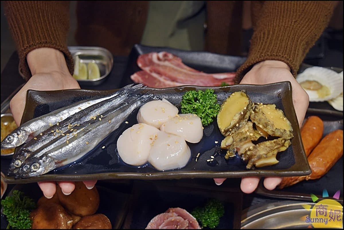 台中別只吃屋馬!4.8星「火烤兩吃」爽嗑百種食材,牛舌、和牛、生蠔無限吃 逢甲夜市吃到飽餐廳推薦|HOME燒肉