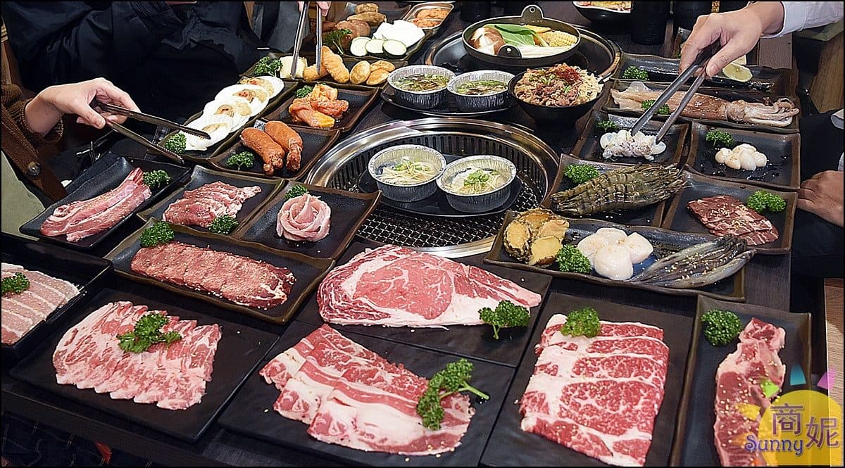 台中別只吃屋馬!4.8星「火烤兩吃」爽嗑百種食材,牛舌、和牛、生蠔無限吃 逢甲夜市吃到飽餐廳推薦|HOME燒肉