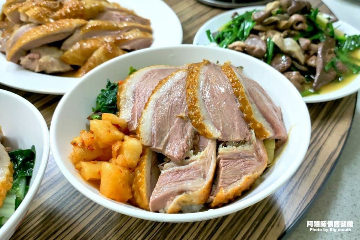 台中第一家「桶仔鵝」在這!獲頒「全台好吃鵝肉飯」第二名,甘蔗燻鵝粉嫩多汁 【台中美食推薦】 阿禧師懷舊餐館|台中第一家桶仔鵝專賣