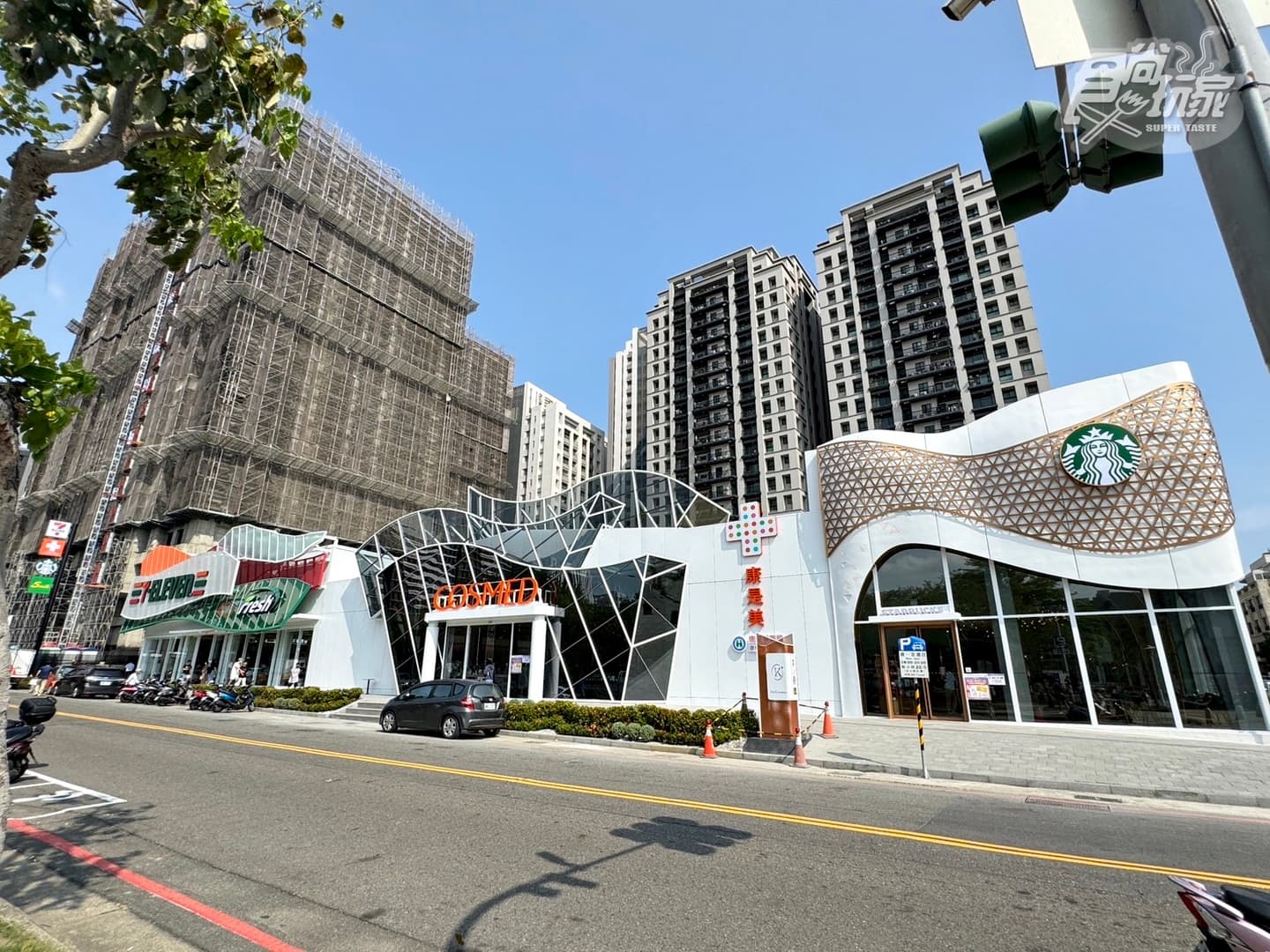 超萬能「全台最大7-11」在這!1500坪最狂商場:現煮牛肉麵、星巴克5亮點 超萬能「全台最大7-11」在這!1500坪最狂商場:現煮牛肉麵、星巴克5亮點