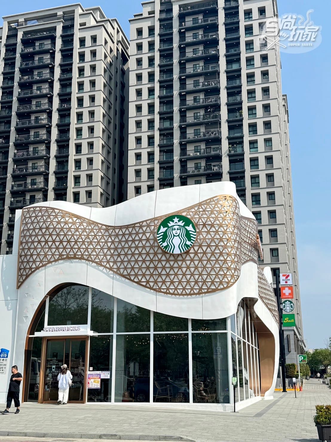 超萬能「全台最大7-11」在這!1500坪最狂商場:現煮牛肉麵、星巴克5亮點 超萬能「全台最大7-11」在這!1500坪最狂商場:現煮牛肉麵、星巴克5亮點