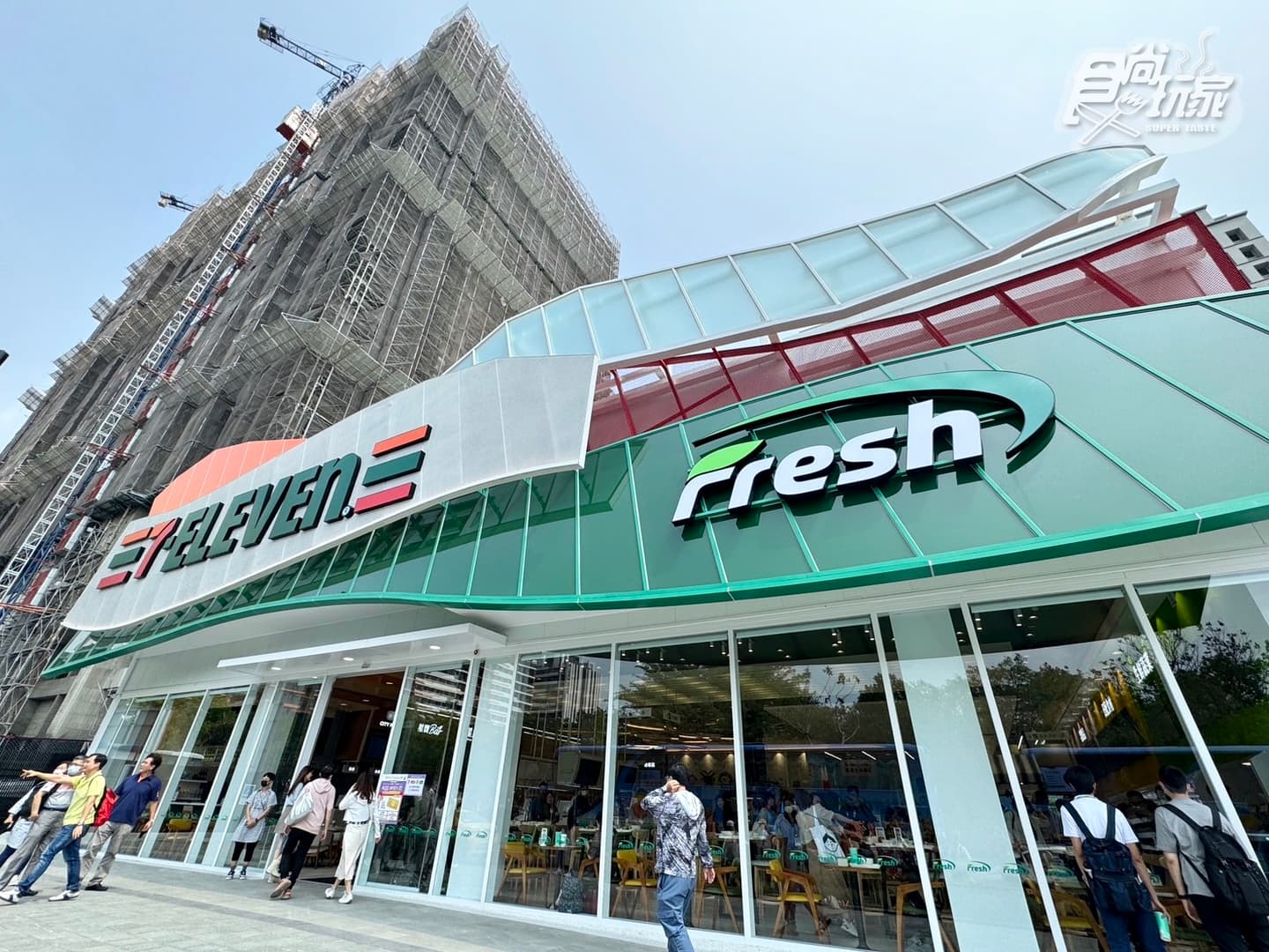 超萬能「全台最大7-11」在這!1500坪最狂商場:現煮牛肉麵、星巴克5亮點 超萬能「全台最大7-11」在這!1500坪最狂商場:現煮牛肉麵、星巴克5亮點