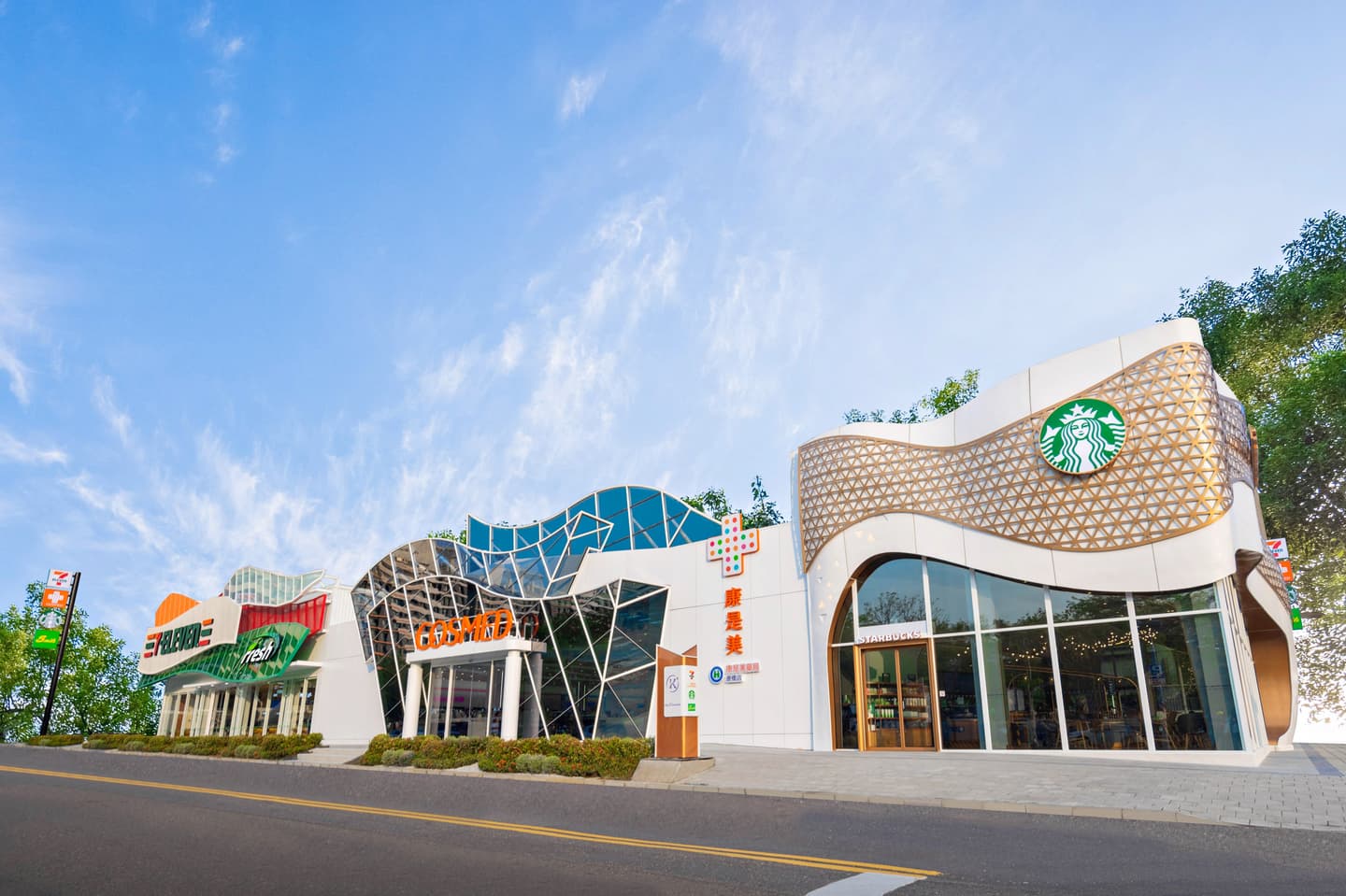 超萬能「全台最大7-11」在這!1500坪最狂商場:現煮牛肉麵、星巴克5亮點 超萬能「全台最大7-11」在這!1500坪最狂商場:現煮牛肉麵、星巴克5亮點