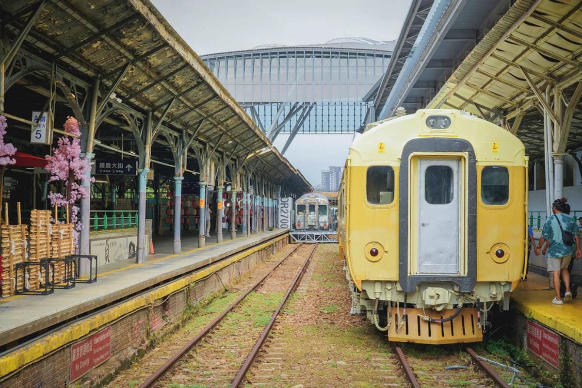 週末逛街首選!台中火車站周邊7景點:咖波咖啡廳、百年古蹟、老銀行冰店 台中一日遊景點「台中驛鐵道文化園區」是百年國定古蹟。
