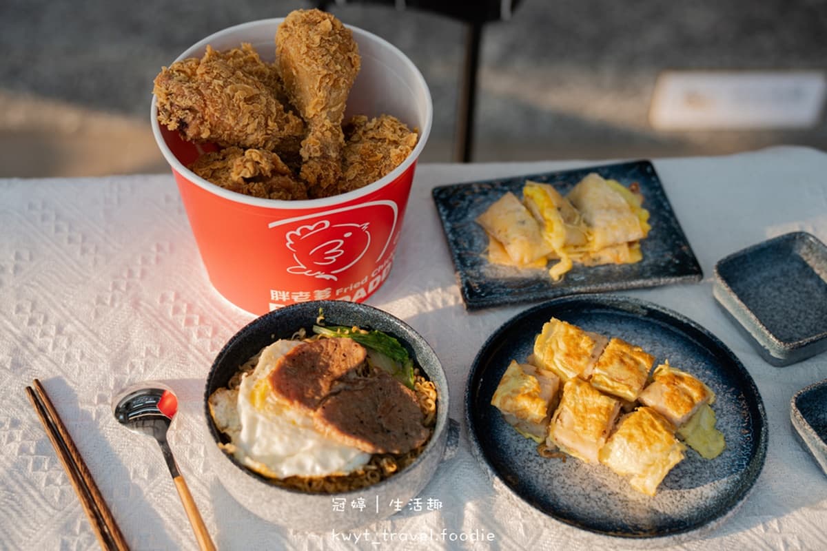 奶茶、氣泡飲喝到飽!全台最狂「胖老爹」開賣早餐,必點炸雞桶+乳酪蛋餅 嘉義「胖老爹美式炸雞縣府店」,除了現點現做的炸雞,還有飲料自助吧無限暢飲。
