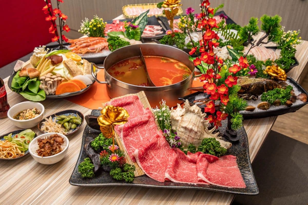 網推「嘉義最強火鍋店」!299元起自助吧吃到飽,泡麵、甜點、冰品無限供應 嘉義餐廳「橘子火鍋」除了頂級套餐,還有自助吧吃到飽。