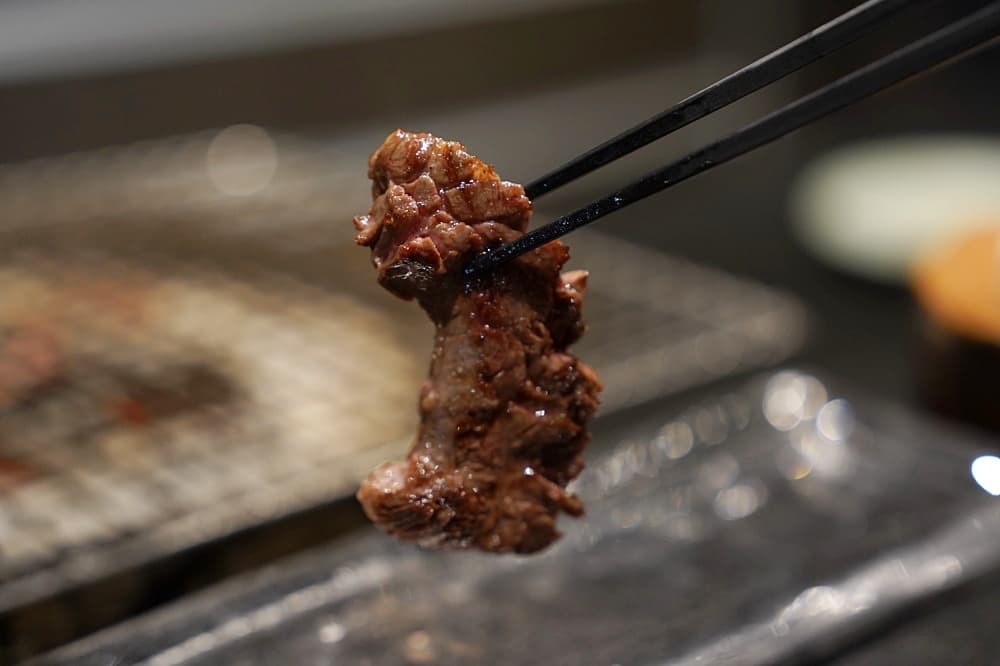 2026嘉義美食推薦20家!嘉義景觀餐廳、火鍋吃到飽、文青老宅咖啡 嘉義餐廳「燒肉觀止」採用真正的炭火燒烤,並有專業職人桌邊代烤。