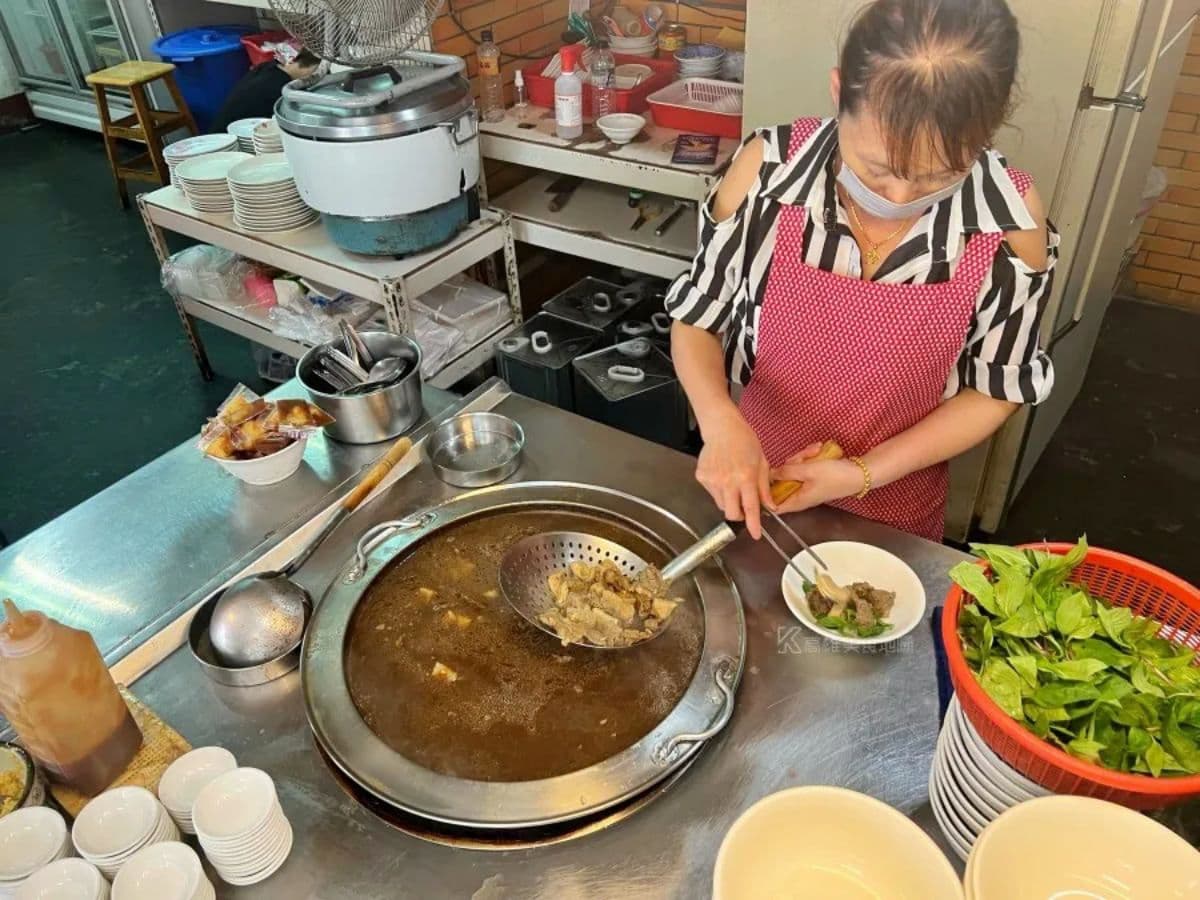 在地人才知「50元牛雜湯」!免費續湯揪甘心,大火爆炒牛肉燴飯鹹香唰嘴 在地人才知「50元牛雜湯」!免費續湯揪甘心,大火爆炒牛肉燴飯鹹香唰嘴