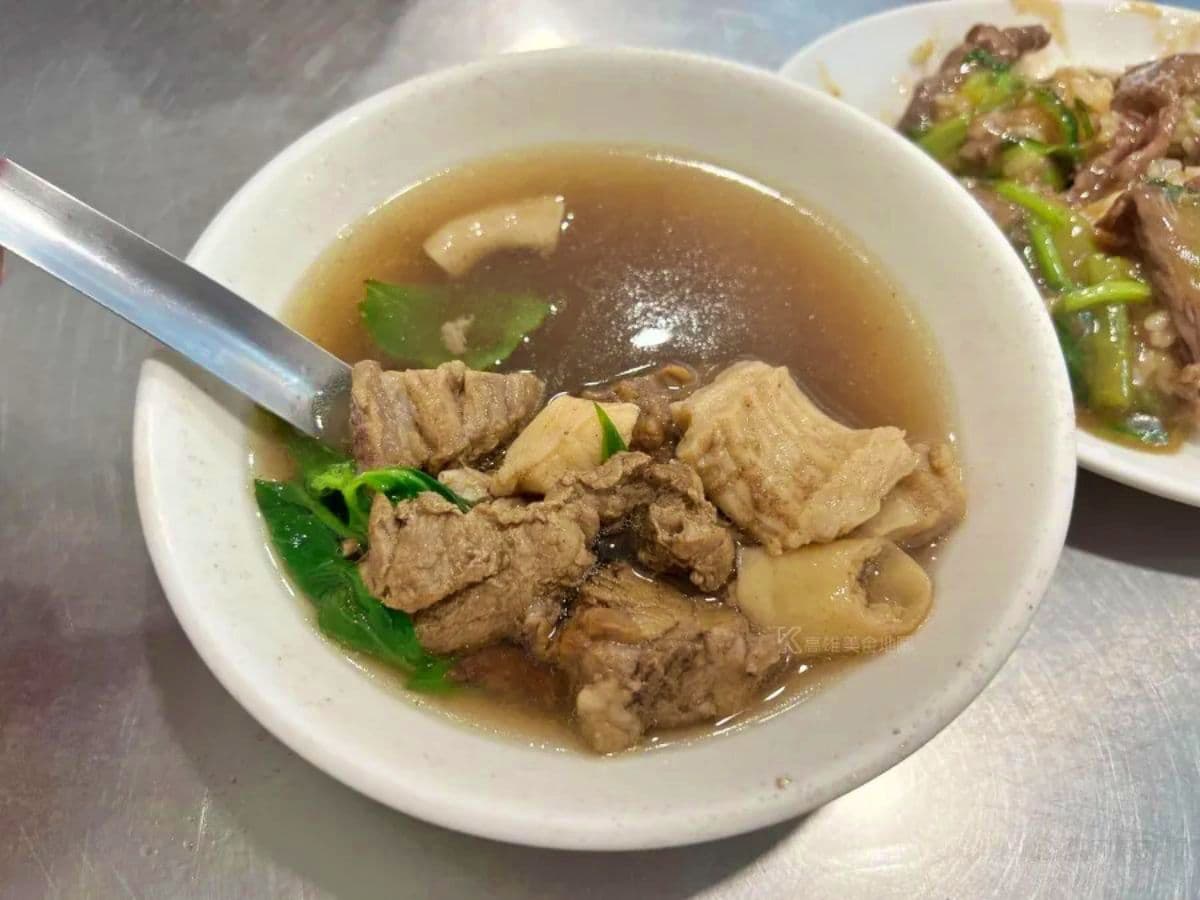 在地人才知「50元牛雜湯」!免費續湯揪甘心,大火爆炒牛肉燴飯鹹香唰嘴 在地人才知「50元牛雜湯」!免費續湯揪甘心,大火爆炒牛肉燴飯鹹香唰嘴