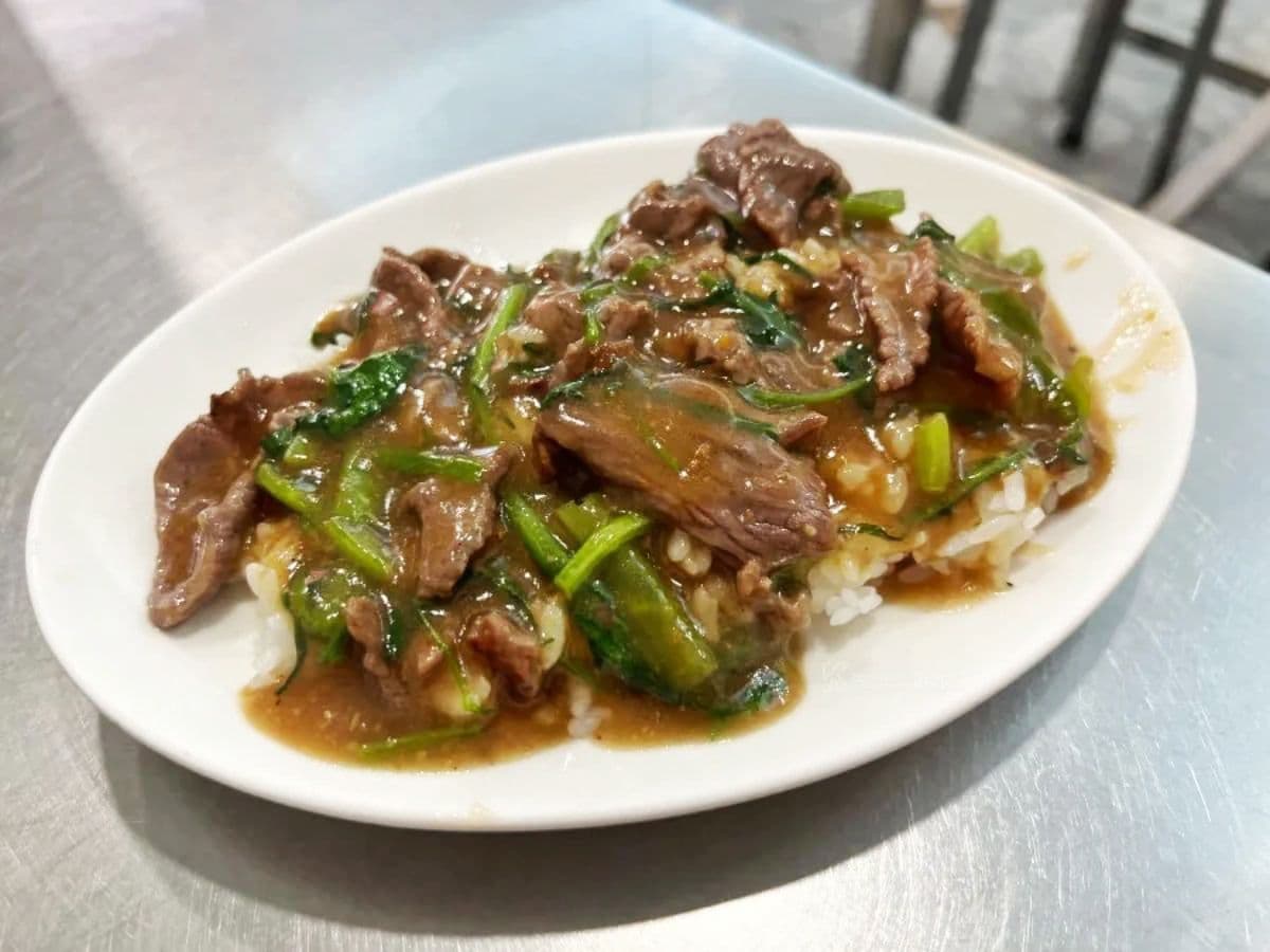 在地人才知「50元牛雜湯」!免費續湯揪甘心,大火爆炒牛肉燴飯鹹香唰嘴 在地人才知「50元牛雜湯」!免費續湯揪甘心,大火爆炒牛肉燴飯鹹香唰嘴