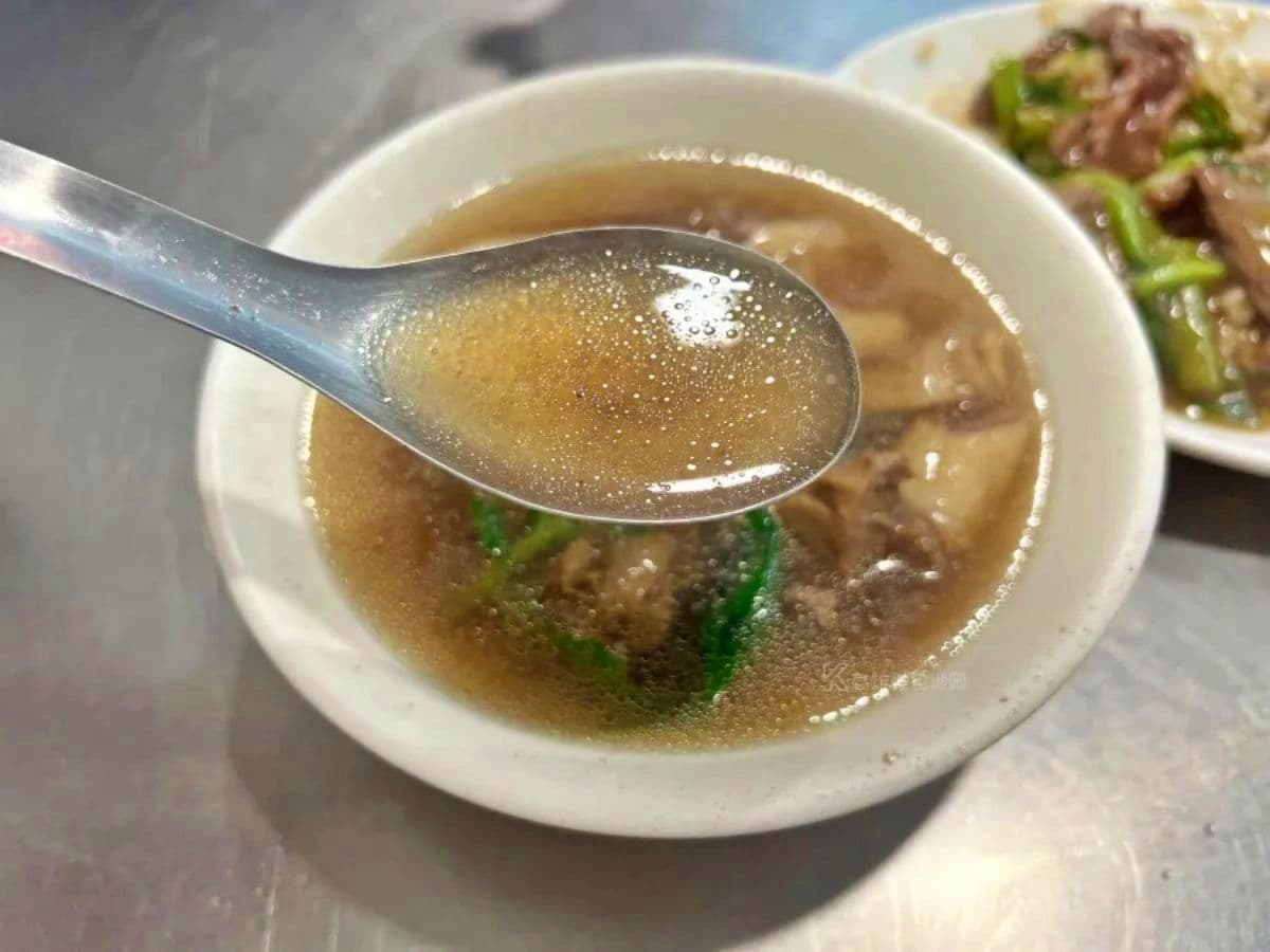 在地人才知「50元牛雜湯」!免費續湯揪甘心,大火爆炒牛肉燴飯鹹香唰嘴 在地人才知「50元牛雜湯」!免費續湯揪甘心,大火爆炒牛肉燴飯鹹香唰嘴