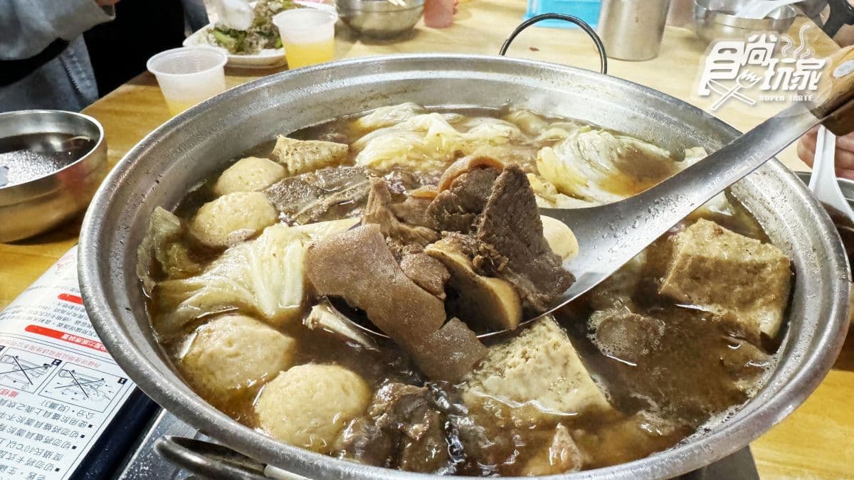高雄楠梓美食推薦TOP14!14元彈牙肉圓、平價爆量炒飯、人氣蒜味蟹腳 楠梓美食:彬岡山羊肉火鍋|大骨湯、飲料喝到飽