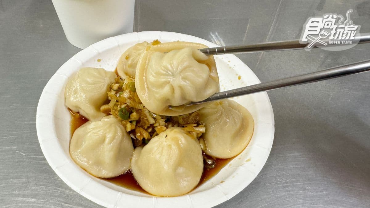 高雄楠梓美食推薦TOP14!14元彈牙肉圓、平價爆量炒飯、人氣蒜味蟹腳 楠梓美食:港都金口福小籠湯包|加爆蔥蒜超唰嘴