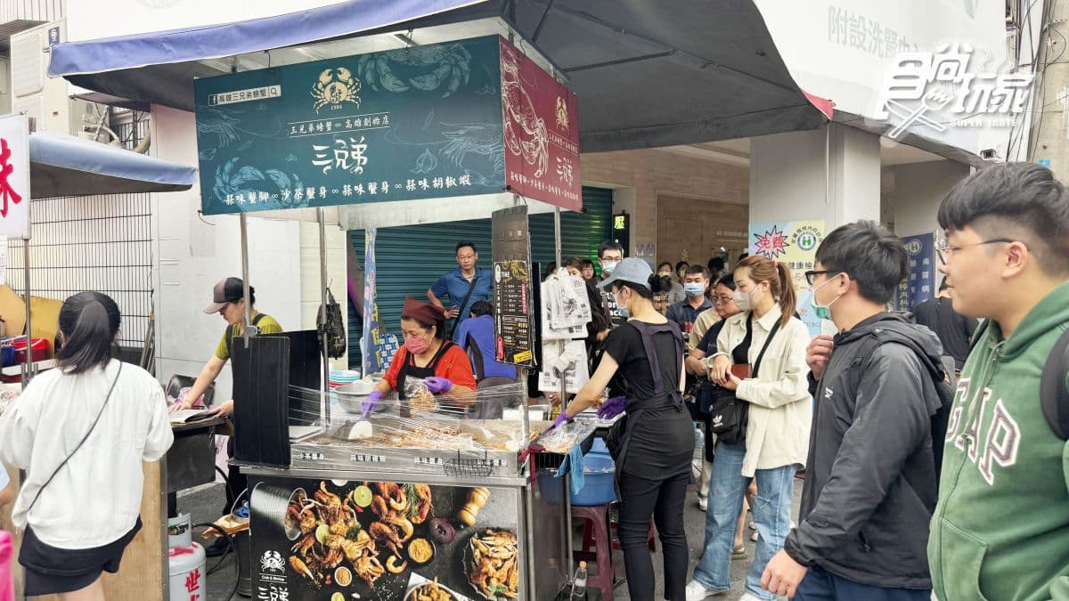 高雄楠梓美食推薦TOP14!14元彈牙肉圓、平價爆量炒飯、人氣蒜味蟹腳 楠梓美食:三兄弟螃蟹|夜市瘋排蒜味美食