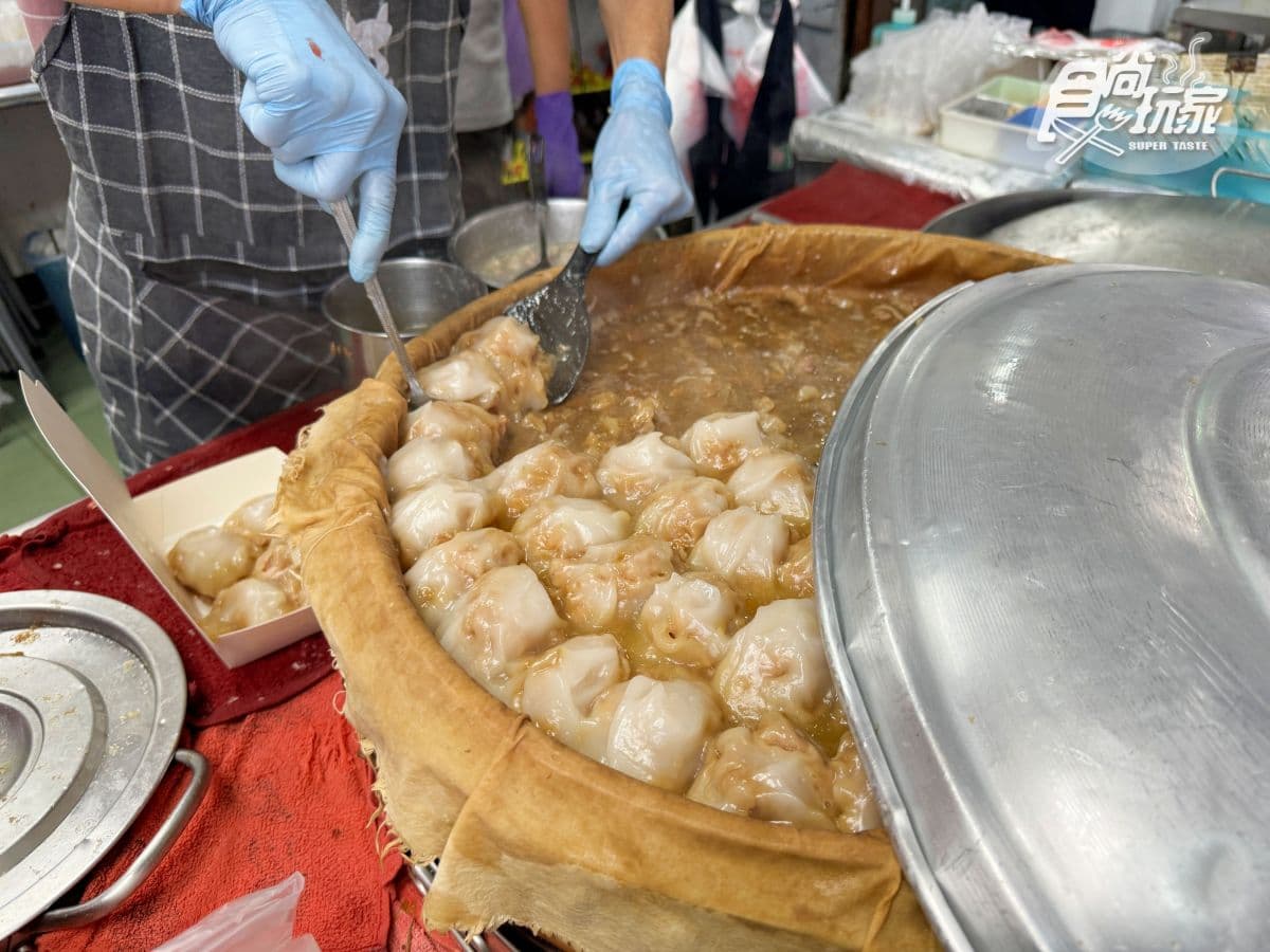 暴雨打雷也要吃!高雄排隊「神級肉圓」在地人激推,25元四神湯整碗都是料 暴雨打雷也要吃!高雄排隊「神級肉圓」在地人激推,25元四神湯整碗都是料