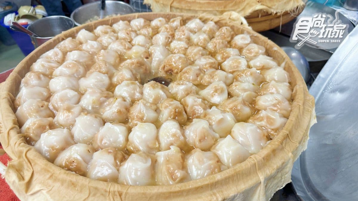 暴雨打雷也要吃!高雄排隊「神級肉圓」在地人激推,25元四神湯整碗都是料 暴雨打雷也要吃!高雄排隊「神級肉圓」在地人激推,25元四神湯整碗都是料