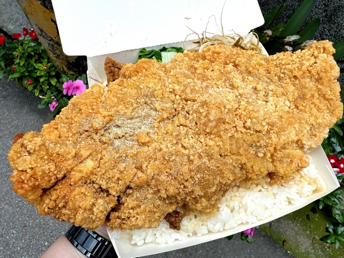 雞排比便當還大!台中超夯「巨無霸雞排飯」百元有找,高CP值學區美食 逢甲夜市餐廳推薦|鄭二家快餐