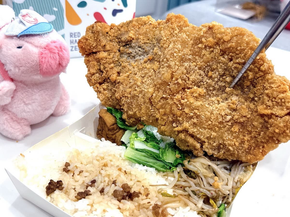雞排比便當還大!台中超夯「巨無霸雞排飯」百元有找,高CP值學區美食 逢甲夜市餐廳推薦|鄭二家快餐