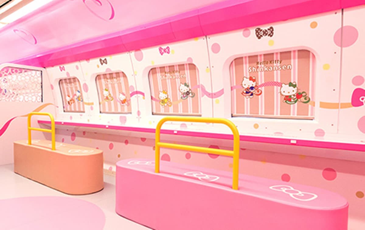 Hello Kitty 50歲啦!主題列車拍到飽搶限量周邊,拿「這張票」免費無限搭 Hello Kitty 50歲啦!主題列車拍到飽搶限量周邊,拿「這張票」免費無限搭