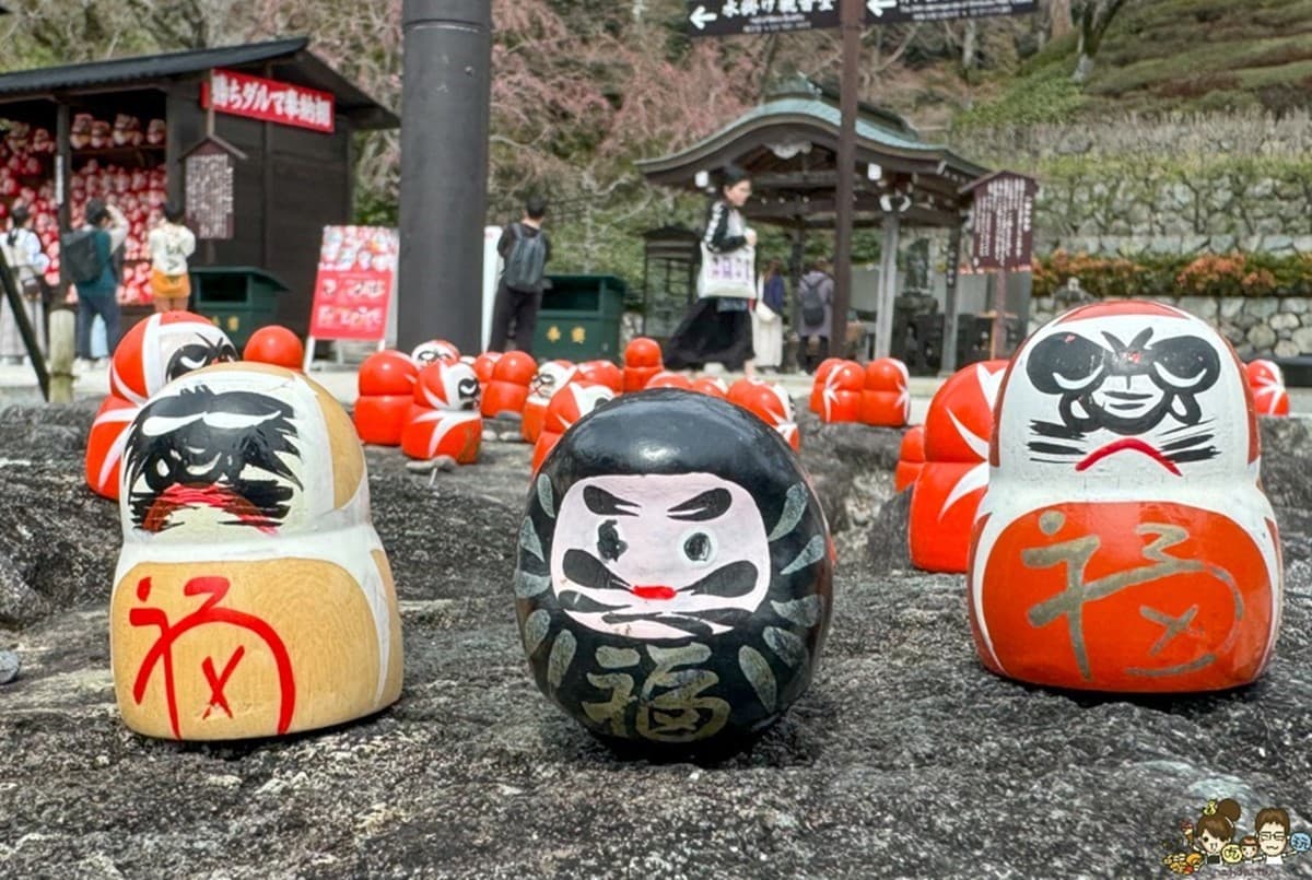 整座山壁擺滿不倒翁!大阪隱藏版賞楓必遊景點,必抽達摩籤試手氣 整座山壁擺滿不倒翁!大阪隱藏版賞楓必遊景點,必抽達摩籤試手氣