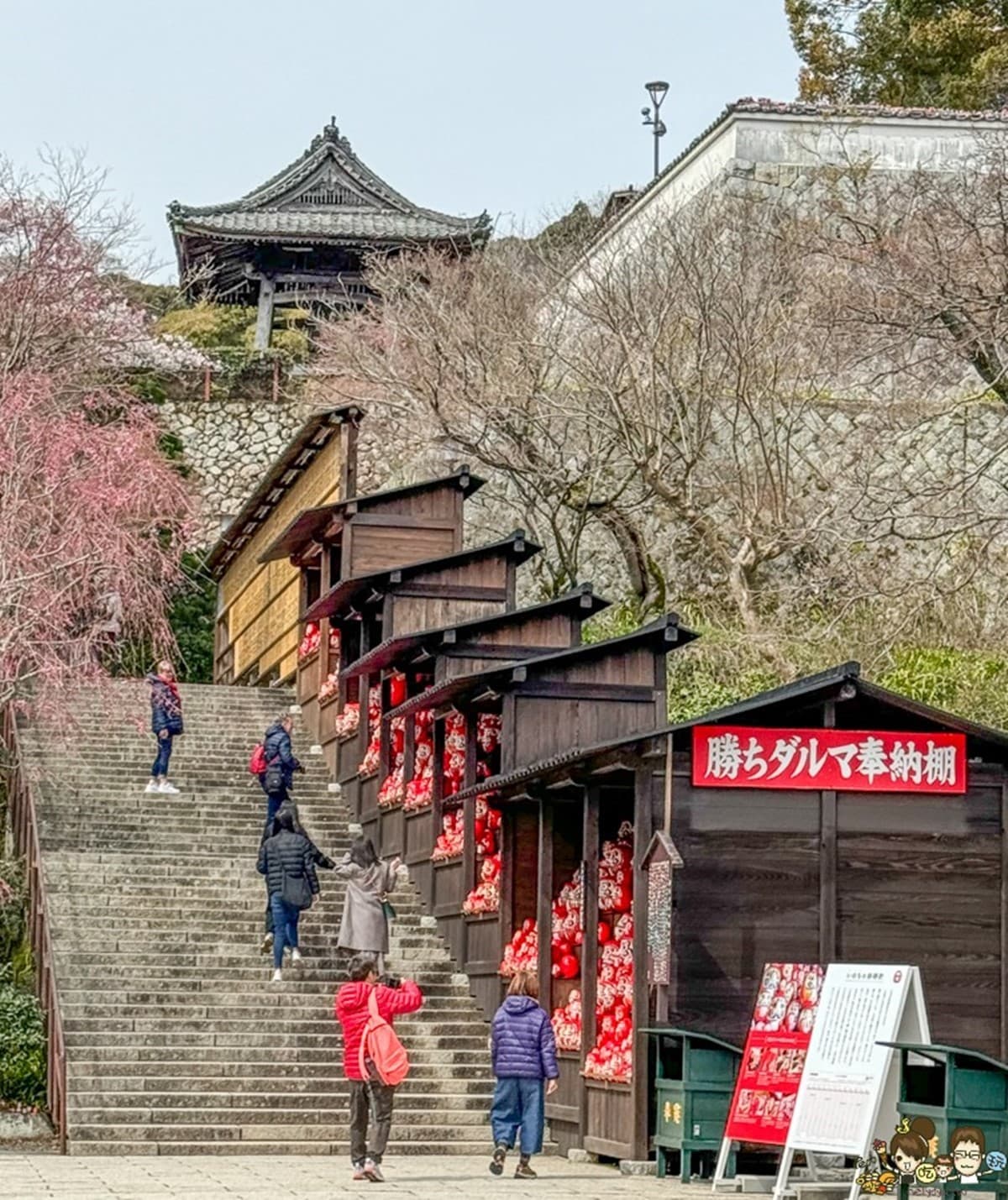 整座山壁擺滿不倒翁!大阪隱藏版賞楓必遊景點,必抽達摩籤試手氣 整座山壁擺滿不倒翁!大阪隱藏版賞楓必遊景點,必抽達摩籤試手氣