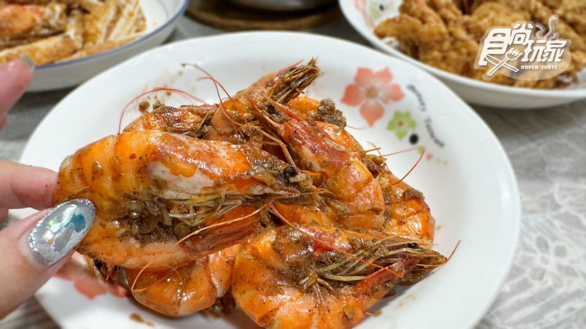 高雄夜市排隊傳奇!老字號「蒜香螃蟹」還沒開門就排爆,鐵粉狂買千元不手軟 高雄夜市排隊傳奇!老字號「蒜香螃蟹」還沒開門就排爆,鐵粉狂買千元不手軟