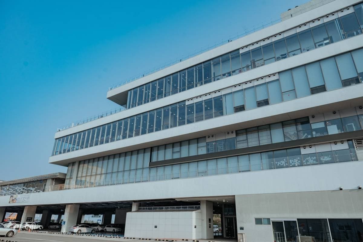 2層樓高階梯座位看海!面海第一排「無邊際海景」餐廳,20種以上麵包超享受 2層樓高階梯座位看海!面海第一排「無邊際海景」餐廳,20種以上麵包超享受