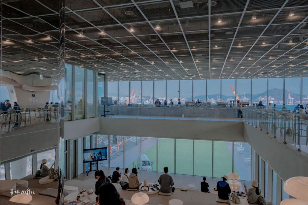 2層樓高階梯座位看海!面海第一排「無邊際海景」餐廳,20種以上麵包超享受 2層樓高階梯座位看海!面海第一排「無邊際海景」餐廳,20種以上麵包超享受