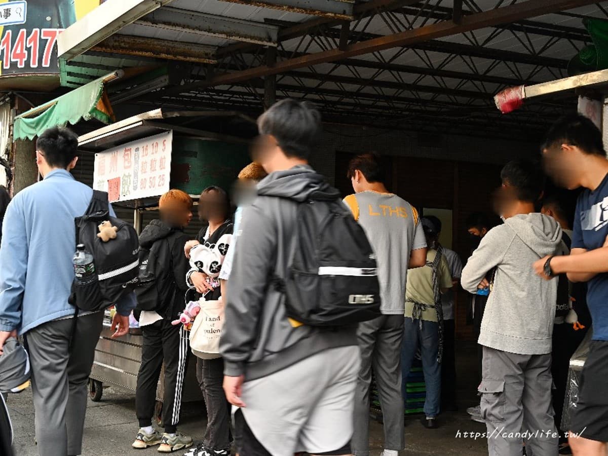 最狂記錄不到1小時掃空!台中5元「黃金煎餃」酥香唰嘴,滿料福州包也要嗑 最狂記錄不到1小時掃空!台中5元「黃金煎餃」酥香唰嘴,滿料福州包也要嗑