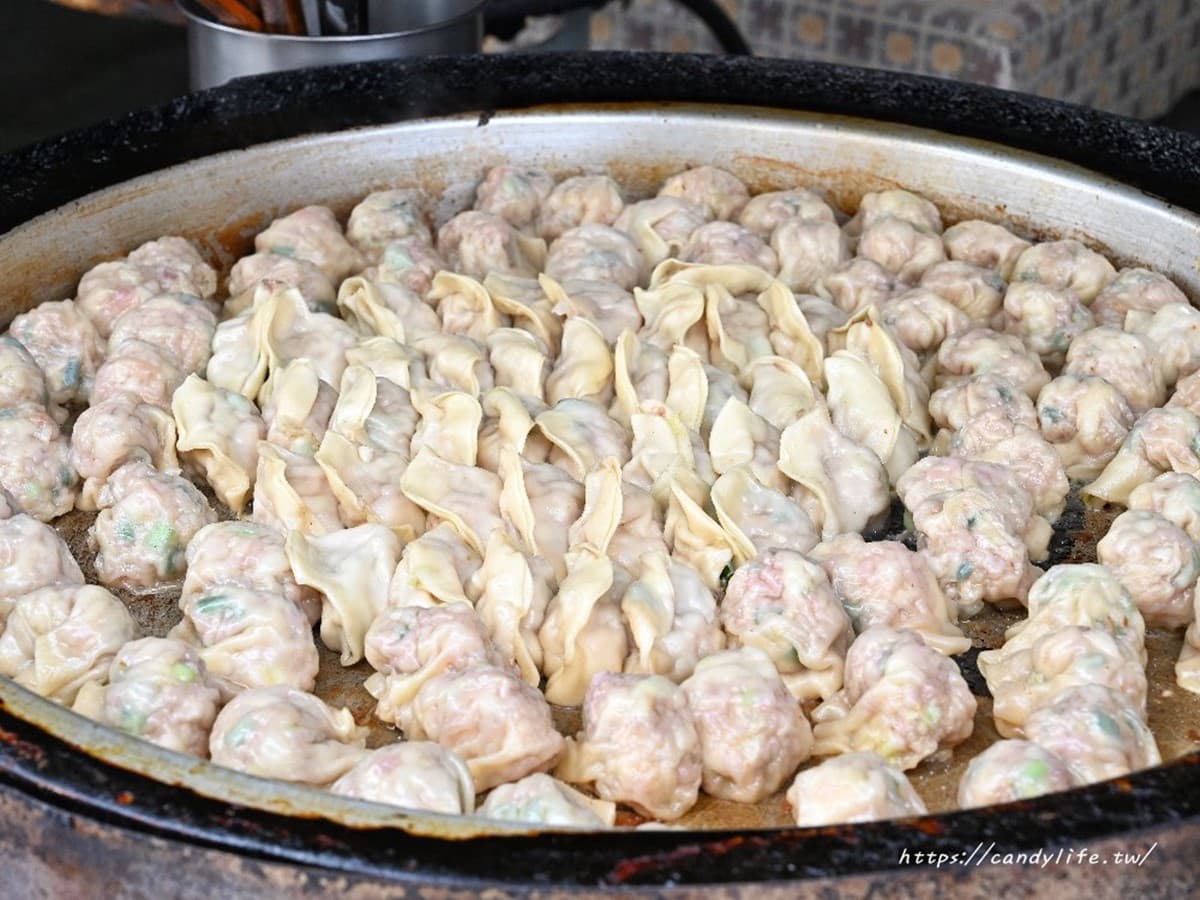 最狂記錄不到1小時掃空!台中5元「黃金煎餃」酥香唰嘴,滿料福州包也要嗑 最狂記錄不到1小時掃空!台中5元「黃金煎餃」酥香唰嘴,滿料福州包也要嗑