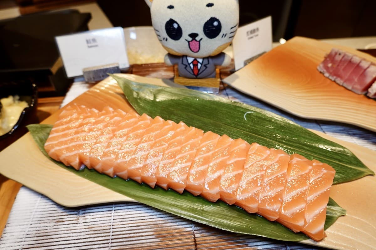 中山站吃到飽回歸!肥美鮭魚、牛排、可麗露無限供應,用祕技吃省910元 中山站吃到飽回歸!肥美鮭魚、牛排、可麗露無限供應,用祕技吃省910元