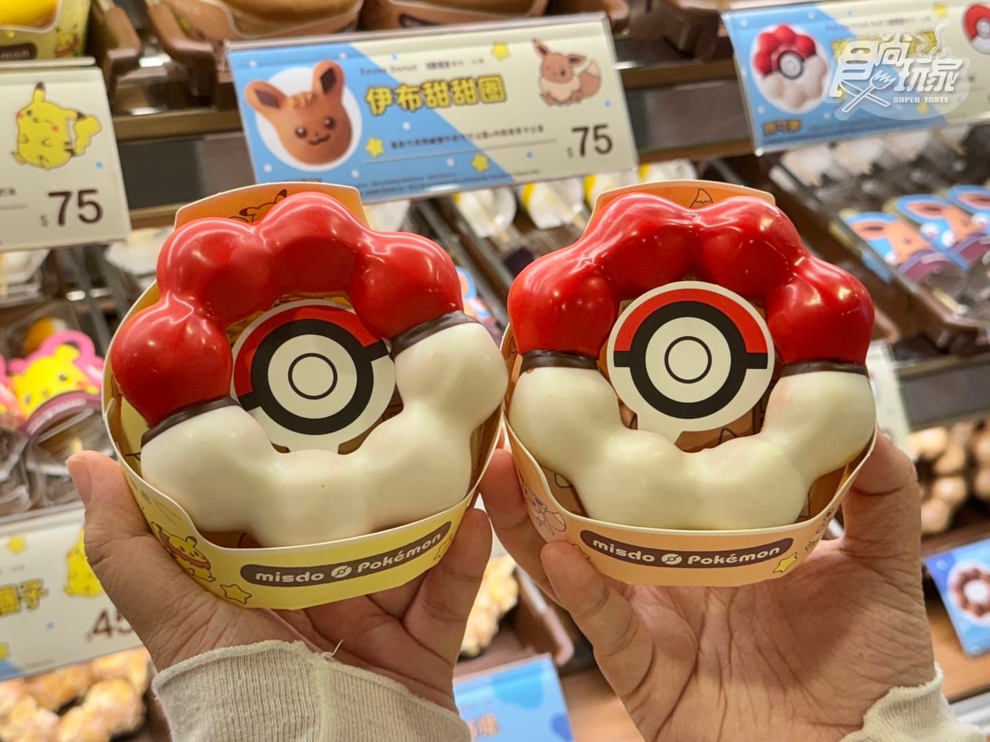 伊布甜甜圈首登場!Mister Donutx寶可夢買6送3,皮卡大抱枕3周邊萌翻 伊布甜甜圈首登場!Mister Donutx寶可夢買6送3,皮卡大抱枕3周邊萌翻