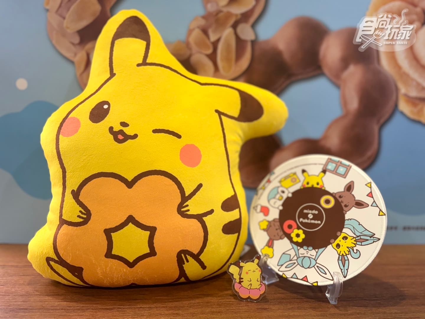 伊布甜甜圈首登場!Mister Donutx寶可夢買6送3,皮卡大抱枕3周邊萌翻 伊布甜甜圈首登場!Mister Donutx寶可夢買6送3,皮卡大抱枕3周邊萌翻
