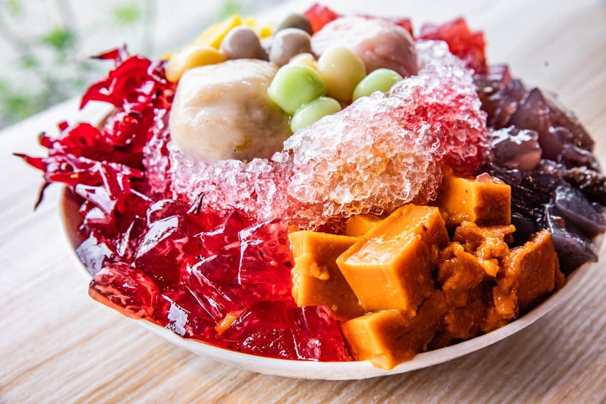 大碗公80元爽嗑!古法手搗「彩虹粉粿冰」打卡美翻,超過20種配料任你選 大碗公80元爽嗑!古法手搗「彩虹粉粿冰」打卡美翻,超過20種配料任你選