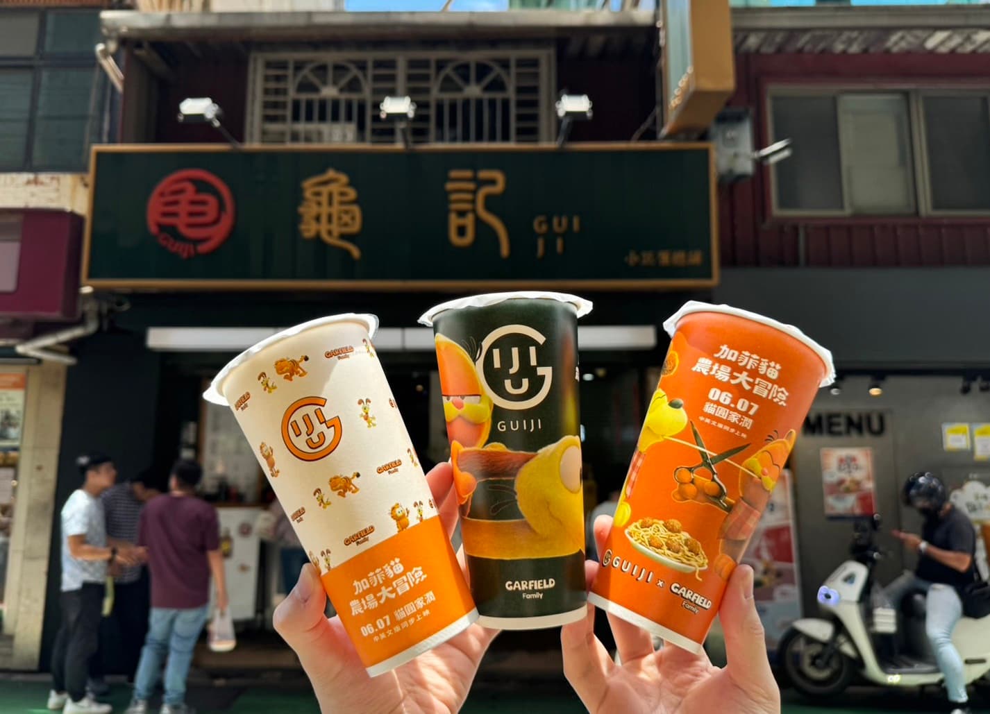 「龜記x加菲貓」手搖飲開喝!3款飲料杯隨機有,再送超Q大頭飲料提袋 「龜記x加菲貓」手搖飲開喝!3款飲料杯隨機有,再送超Q大頭飲料提袋