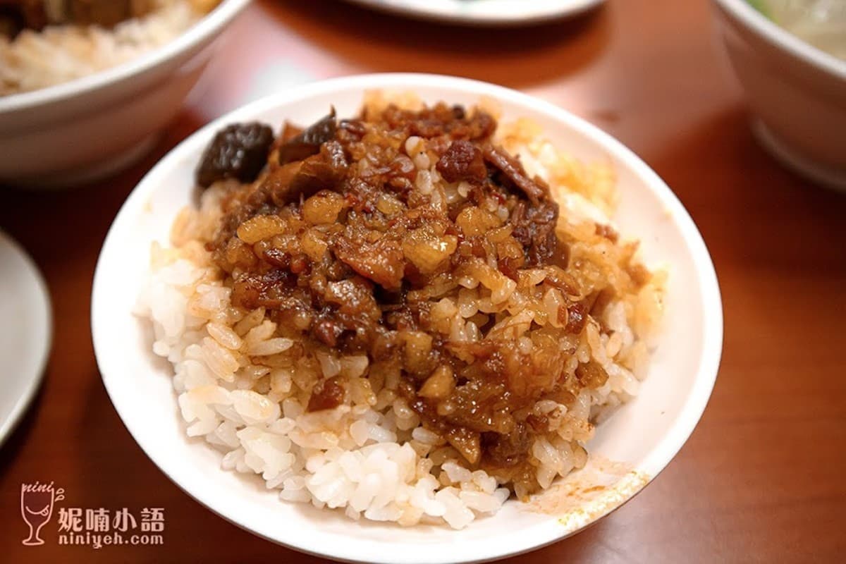 網封「台北前3強滷肉飯」!滿滿膠質油香滿溢,市場30年排隊老字號 網封「台北前3強滷肉飯」!滿滿膠質油香滿溢,市場30年排隊老字號