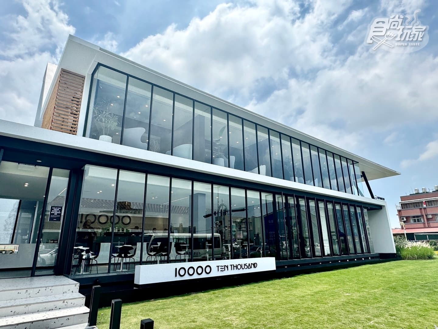 台中全新別墅風咖啡店!全台最大「Ten Thousand Coffee」開箱,暴紅可頌5亮點 台中全新別墅風咖啡店!全台最大「Ten Thousand Coffee」開箱,暴紅可頌5亮點