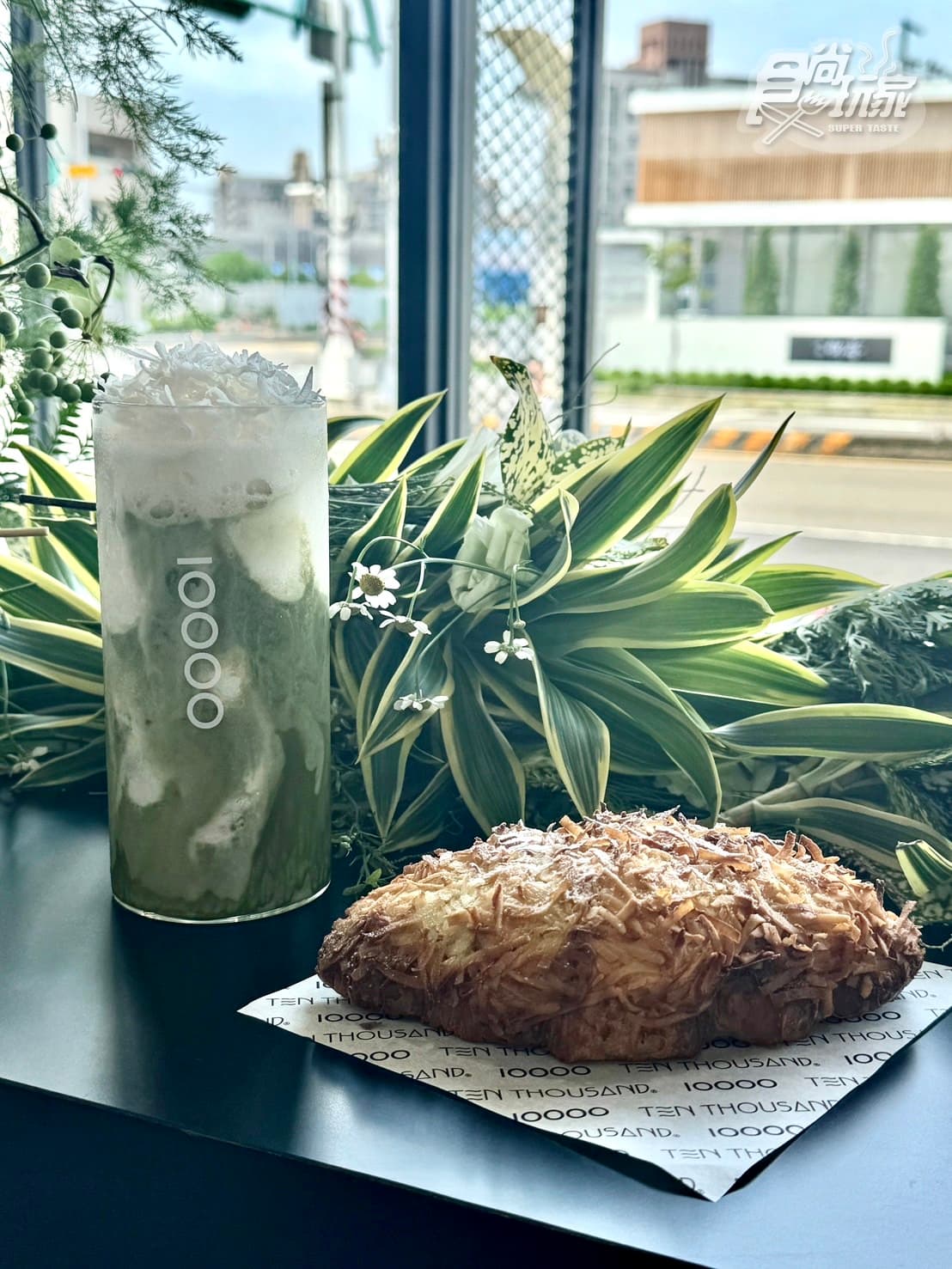 台中全新別墅風咖啡店!全台最大「Ten Thousand Coffee」開箱,暴紅可頌5亮點 台中全新別墅風咖啡店!全台最大「Ten Thousand Coffee」開箱,暴紅可頌5亮點