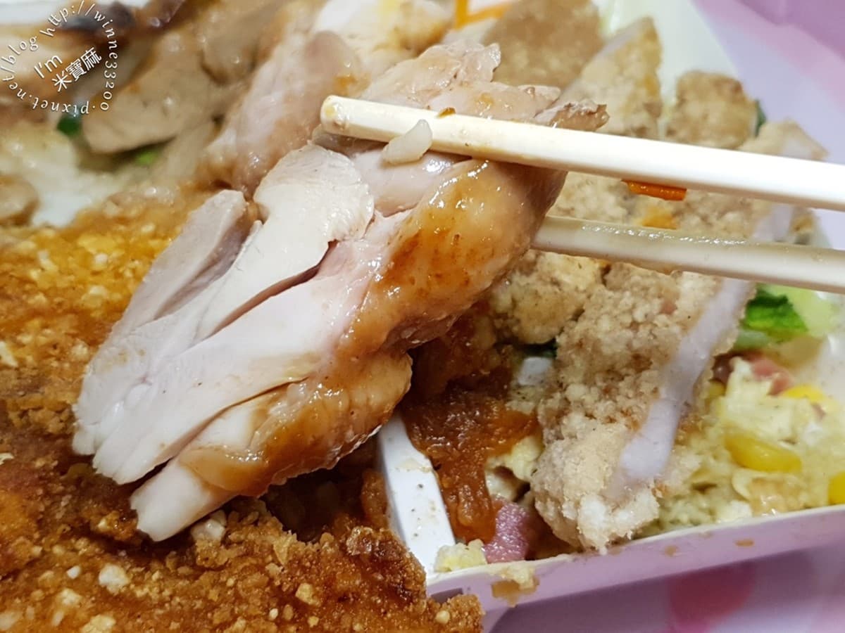 挑戰台北最便宜!便當3拼主菜+5配菜僅120元,隱身夜市還沒開門先排爆 挑戰台北最便宜!便當3拼主菜+5配菜僅120元,隱身夜市還沒開門先排爆