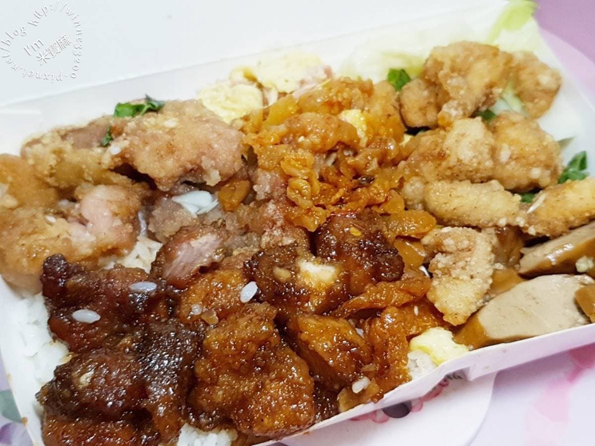挑戰台北最便宜!便當3拼主菜+5配菜僅120元,隱身夜市還沒開門先排爆 挑戰台北最便宜!便當3拼主菜+5配菜僅120元,隱身夜市還沒開門先排爆